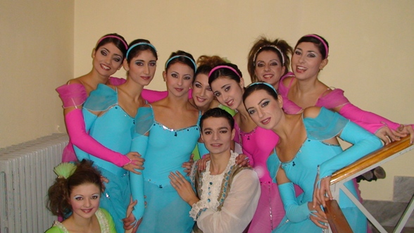 Corpo di ballo con Illyu Kun