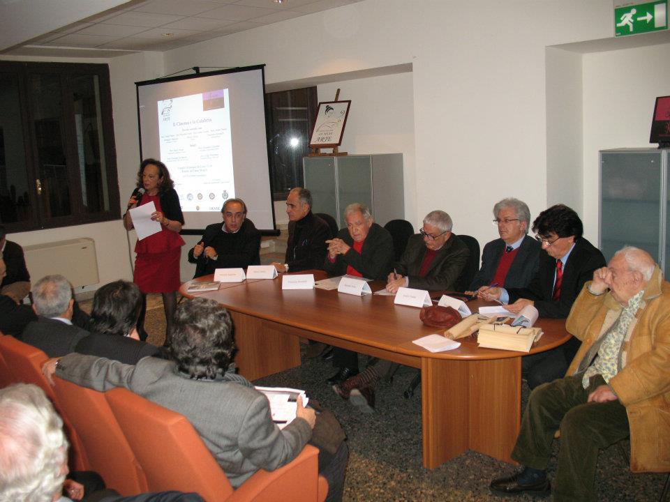 Myriam Peluso in piedi, da sinistra Fernando Miglietta, Natino Chirico, Vincenzo Ziccarelli, Massimo Veltri, Emilio Tarditi, Oreste Parise e Umile Peluso